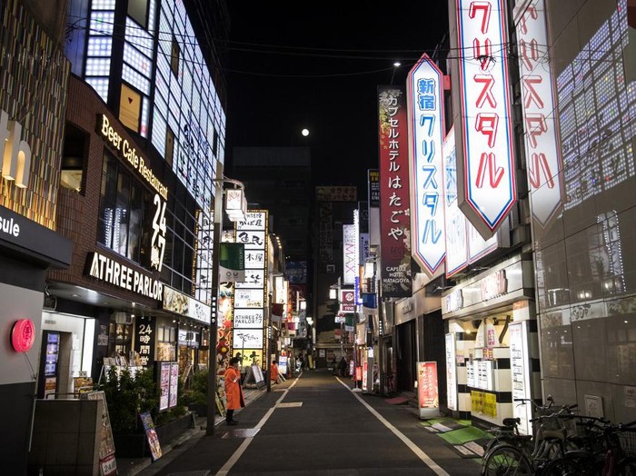 A general view shows an empty street of at Tokyos entertainment district of Kabukicho on April 7, 2010. - Japans Prime Minister Shinzo Abe on April 7 declared a month-long state of emergency in Tokyo and six other parts of the country over a spike in coronavirus cases. (Photo by Behrouz MEHRI / AFP)