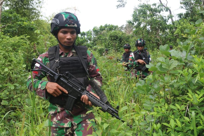 Antisipasi Corona, TNI Perketat Keamanan di Perbatasan RI-PNG Prajurit TNI memperketat patroli keamanan di wilayah perbatasan. Selain untuk jaga kedaulatan RI, hal itu juga dilakukan untuk cegah penyebaran virus Corona.