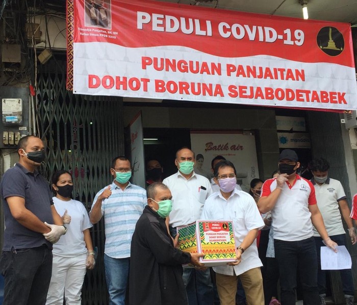 Aksi Solidaritas Membantu Sesama di Tengah Pandemi Corona keluarga Besar Panjaitan se-Jabodetabek menggelar aksi solidaritas untuk meringankan beban sesama keluarga panjaitan yang terdampak pandemi COVID-19.