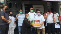 Punguan Panjaitan Dohot Boruna (PPDB) atau keluarga Besar Panjaitan se-Jabodetabek menggelar aksi solidaritas untuk meringankan beban sesama keluarga panjaitan yang terdampak akibat COVID-19. Foto: Istimewa.