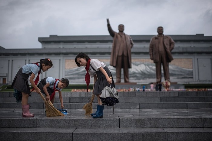 Korea Utara Laporkan Kasus Pertama COVID-19 Korea Utara sempat membantah adanya kasus COVID-19 di wilayahnya. Namun beberapa waktu lalu pemerintah setempat laporkan kasus pertama COVID-19 di negara itu.