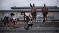 Pihak berwenang Korea Utara mengumumkan kasus COVID-19 pertama di negaranya dalam sebuah kuliah umum pada awal Maret 2020. Ed Jones /AFP via Getty Images.