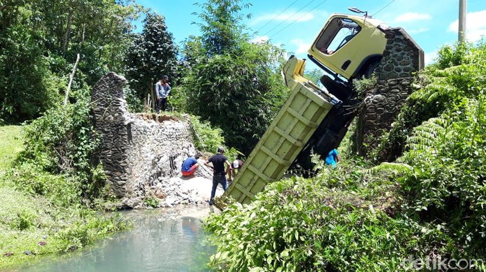 Truk Terperosok ke Sungai
