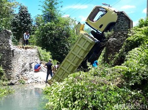 Jembatan di Polman Ambruk, Truk Bermuatan Beras Terperosok ke Sungai