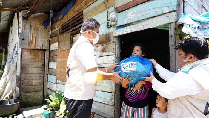 Dalam rangka menyambut Ramadhan 1441 H, PLN UIW Sumbar menyalurkan bantuan kepada warga yang terdampak COVID-19. Ada 5555 paket yang disalurkan.