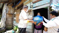 PLN melalui melalui Yayasan Baitul Maal (YBM) menyalurkan 5555 paket kebahagiaan kepada masyarakat yang terdampak wabah covid-19 di wilayah Sumatera Barat pada Senin (20/04). Istimewa/Dok. PLN.