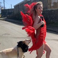 Meardon seringkali membagikan videonya saat mengajak jalan anjing miliknya yang bernama Hendrix melalui akun media sosialnya di Twitter. Tidak hanya Meardon saja yang menggunakan kostum, tetapi anjingnya pun ikut serta diberi kostum. Lucu ya? Foto: dok. Caters