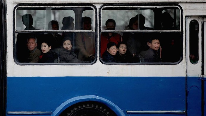 Korea Utara Laporkan Kasus Pertama COVID-19 Korea Utara sempat membantah adanya kasus COVID-19 di wilayahnya. Namun beberapa waktu lalu pemerintah setempat laporkan kasus pertama COVID-19 di negara itu.