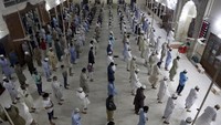 Sebelumnya pemerintah pakistan sempat melarang warganya shalat di masjid pada bulan lalu, diketahui hingga kini sejumlah negara muslim lainnya juga masih menghimbau warganya agar tidak shalat di masjid. AP Photo/Fareed Khan