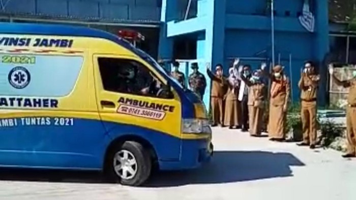 Sekda Tebo diantar pulang usai sembuh dari Corona (Ferdi-detikcom)