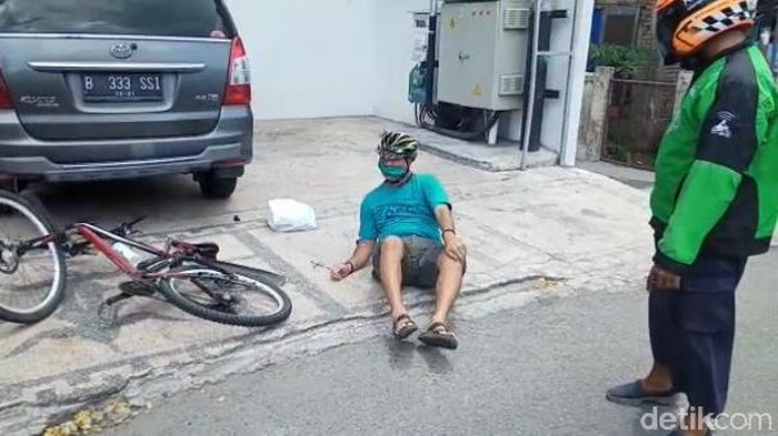 Warga Ambon mendadak jatuh saat bersepeda.