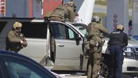 Polisi Kanada tengah memburu tersangka penembakan di sebuah pom di Enfield, Nova Scotia, Minggu (19/4) waktu setempat. Tim Krochak/The Canadian Press via AP.