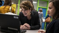 Tak kalah hebat, ada Marillyn Adams Hewson, perempuan asal Kansas, AS. Sejak ditunjuk menjadi CEO Lockheed Martin pada 2013, kapitalisasi market perusahaan itu tumbuh hingga dua kali lipat. Hewson merintis kariernya di Lockheed pada 1983 dan menduduki sejumlah posisi sebelum diangkat menjadi orang nomor satu Lockheed. Alex Edelman/Bloomberg via Getty Images.
