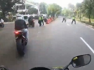 Kebut-kebutan Motor Sport di Jaksel Terobos Polisi