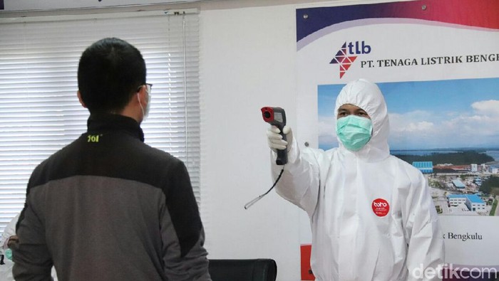 Petugas melakukan pengecekan kesehatan kepada warga (Hery Supandi/detikcom)