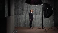 Tak hanya di Amerika, negara saingannya pun seperti China memiliki CEO wanita hebat yaitu CEO Yum China Joey Wat. Wanita 47 tahun itu lahir di Provinsi Fujian, China sebelum bermigrasi ke Hong Kong saat usia muda. Kini, dia merupakan bos jaringan restoran terbesar di China, Yum China yang telah membawahi Pizza HUT, KFC dan Tacco Bel. Beliau merintis karier sebagai konsultan di A.T Kearnye dan McKinsey & Co, Wat banting setir ke industri ritel dengan bergabung ke Watson Group pada 2004 sebelum akhirnya berlabuh ke Yum China pada 2014. Anthony Kwan/Bloomberg via Getty Images.