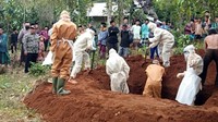 Menurut catatan kronologi yang diterima detikcom, menurut keterangan keluarga pasien tersebut mempunyai riwayat sakit paru-paru dan gangguan pada usus (sulit buang air besar akut).