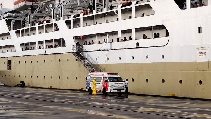 24 ABK KM Lambelu dievakuasi ke RS Dadi Makassar.