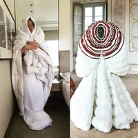 Pria ini cukup beruntung bisa mengkarantina diri dengan nyaman di sebuah hotel. Ia menggunakan selimut hotel untuk meniru baju couture desainer. Foto: Instagram @neoliberalarts