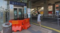 Warga melihat lembaran pengumuman disamping pintu masuk stasiun MRT Jakarta yang tutup karena imbas PSBB di Stasiun MRT H Nawi, Jakarta, Senin (20/4/2020). ANTARA FOTO/Reno Esnir