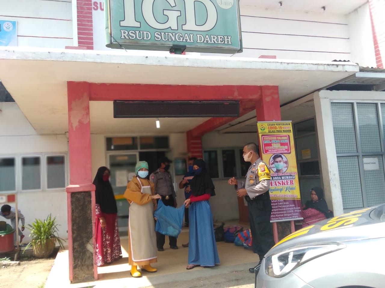 Siswi SD di Sumbar sumbangkan celengannya demi bantu tenaga medis (Jeka Kampai-detikcom)