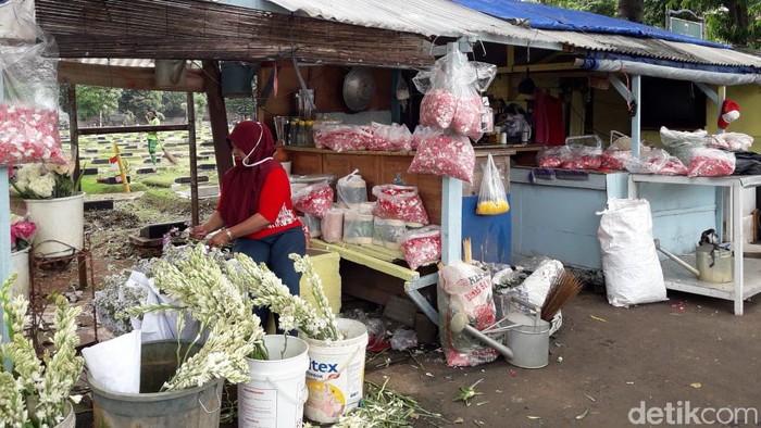 Penjual bunga ziarah di TPU Jeruk Purut.