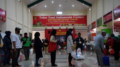 Warga Antre Belanja Kebutuhan Pokok Jelang Ramadhan