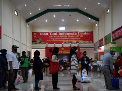 Warga Antre Belanja Kebutuhan Pokok Jelang Ramadhan
