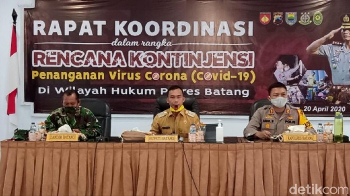 Bupati Batang Wihaji di rakor penanganan virus Corona