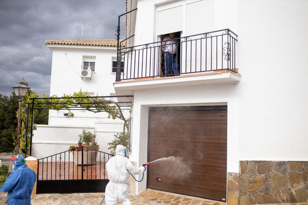 Seorang warga Zahara tengah menyaksikan dari balkon ketika para sukarelawan membasmi menyemprotkan disinfektan di jalan-jalan kota. Seorang warga Zahara tengah menyaksikan dari balkon ketika para sukarelawan membasmi menyemprotkan disinfektan di jalan-jalan kota.