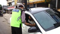 Sanksi yang diberikan pun masih berupa teguran dari petugas. 