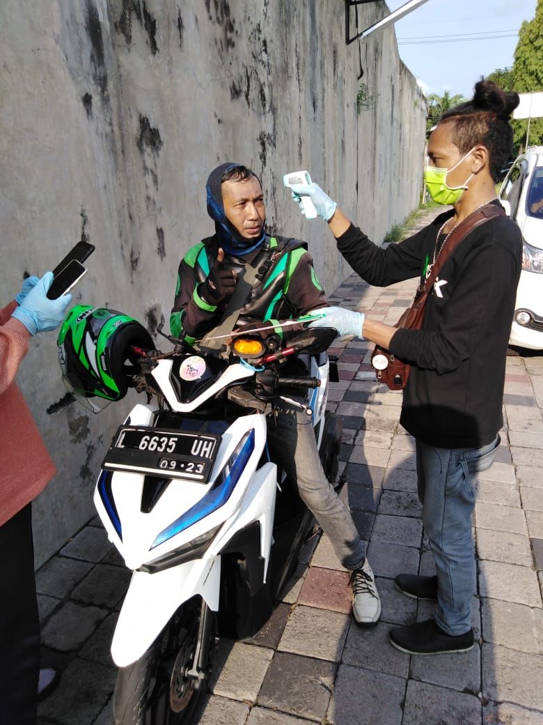Proses disinfeksi kendaraan di Posko Aman Bersama Gojek