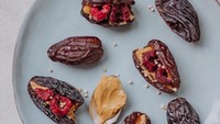 Punya selai kacang di rumah? Coba oleskan kurma dengan selai kacang lalu lengkapi dengan buab raspberry segar. Hmm kurma ini cocok jadi menu berbuka puasa yang menyegarkan.  Foto: instagram