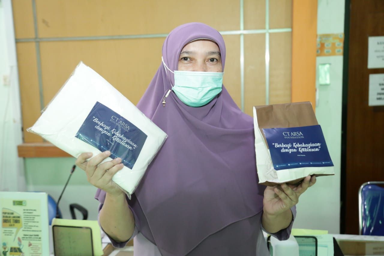 Ketua CT ARSA Foundation Anita Ratnasari Tanjung dan para tenaga medis. (Dok CT ARSA Foundation)