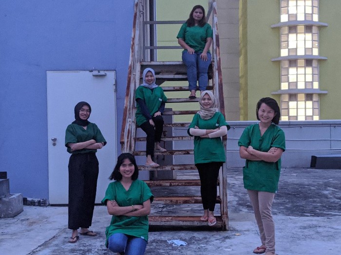 dr Debryna bersama rekan dokter lainnya di RS Darurat Wisma Atlet