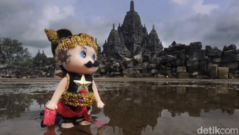Untuk menampilkan gambar yang berbeda, Kali ini ada foto yang diberi judul Gatot Kaca cilik nang Candi Sewu, dengan Lokasi pengambilan gambar: Candi Sewu.