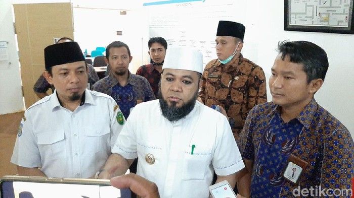 Wali Kota Bengkulu Helmi Hasan (tengah)