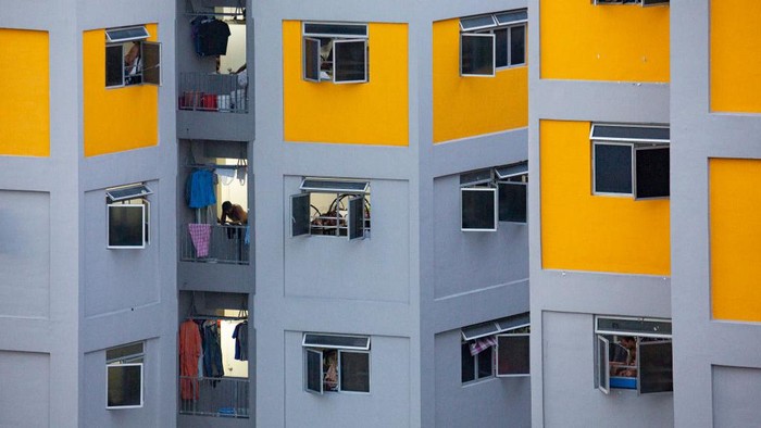Sejumlah pekerja migran di industri konstruksi Singapura mulai diisolasi selama 14 hari demi menekan penyebaran Corona di lingkungan kerja.