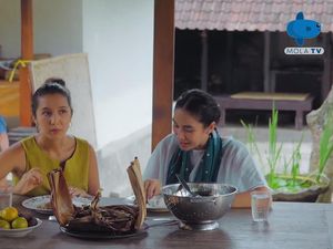 Cerita Happy Salma Belajar Arti Kesabaran dari Memasak Bebek Betutu