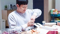 Kalau ini salah satu adegan dalam drama Lee Kyu Hyung. Terlihat ia bergegas membuka minuman kaleng untuk dinikmati bersama camilan. Foto: Instagram kyuhyung_fan/290_83