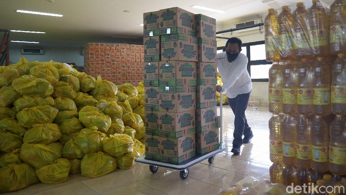 Pemerintah Kota Bekasi Siapkan 150.000 Paket Sembako Pemerintah Kota Bekasi segera mendistribusikan bantuan sosial berupa sembako bagi 150 ribu rumah tangga terdampak COVID-19 di Kota Bekasi.