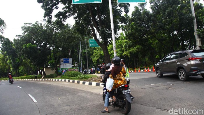 Tujuh hari berlalu sejak PSBB diberlakukan di Depok. Sanksi bagi para pelanggar masih berupa teguran oleh petugas.
