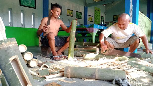 Perajin kentongan di Dusun/Desa Wangen, Kecamatan Polanharjo, Klaten panen order, Selasa (21/4/2020).