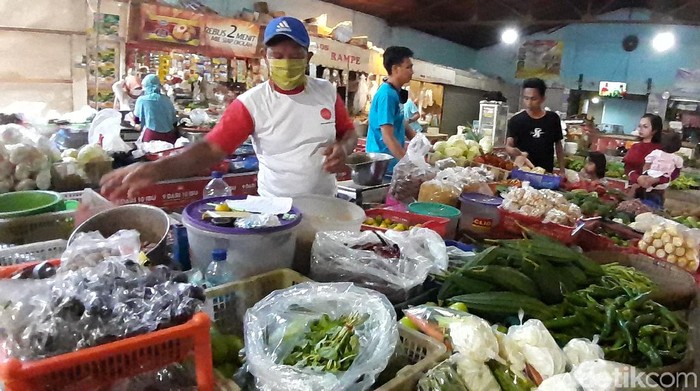 Jelang PSBB, warga Sumedang borong kebituhan pokok di pasar