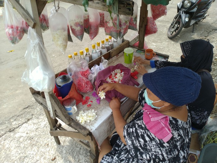 Pedagang kembang di TPU Pondok Rajeg Cibinong Bogor