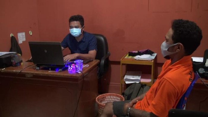 Kevin Charmeling (kanan) diperiksa di Polsekta Samarinda.