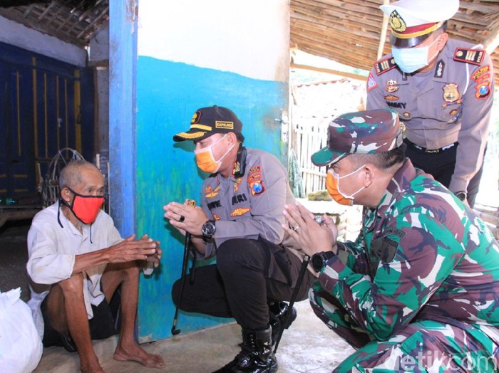 Polisi dan TNI di Madiun membagikan paket sembako kepada warga terdampak Corona. Pembagian paket sembako ini melibatkan kaum disabilitas.