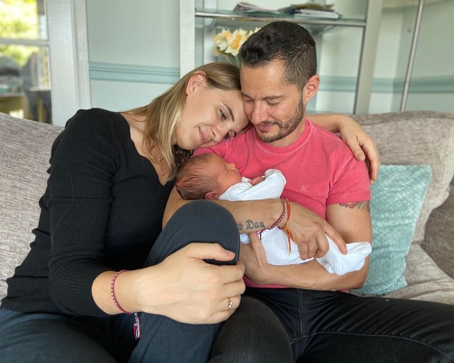 Jake dan Hannah menggambarkan kehidupan mereka di tahun pertama menjadi orangtua adalah seperti mimpi yang nyata. Meskipun melewati lockdown, namun mereka bersyukur bisa menghabiskan waktu bersama keluarga.  Foto: Instagram @jake_graf5