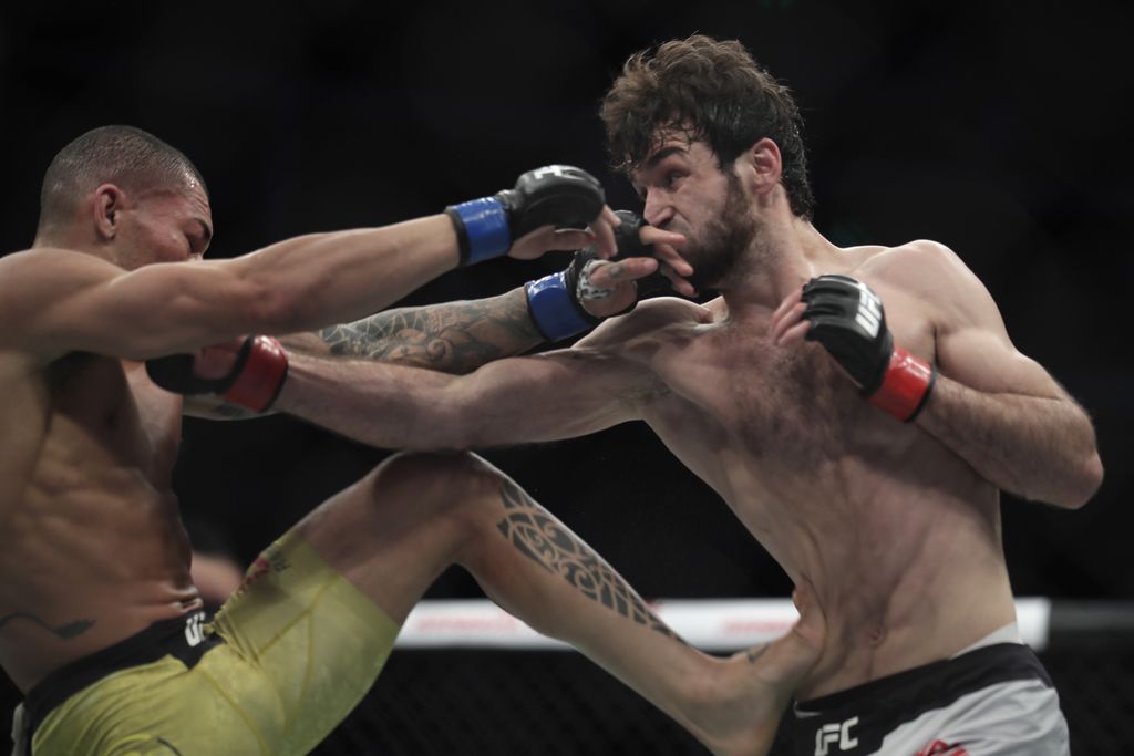 Zabit Magomedsharipov (kanan)
