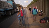 Pemudik berjalan kaki ke kota terdekat di luar ibukota Peru, Lima. Peru mencatat kasus positif pertamanya pada 6 Maret 2020 dan membutuhkan waktu 25 hari untuk mencapai angka 1.000 kasus. Hanya butuh 14 hari untuk mencapai 10.000 pada 14 April.
